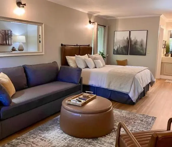 Cozy, Renovated Legends Fountain View - Unit 208
